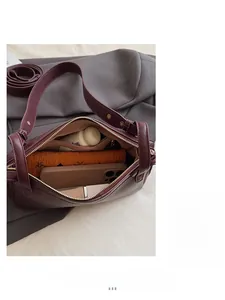 Dettaglio dell'interno di una borsa bordeaux con grande capacità per cellulare e trucchi