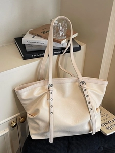Cremefarbene Shopper-Tasche aus Kunstleder mit Ösendetail am Trageriemen