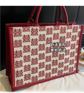 Détail du sac de mariage rouge montrant le tissu crème et le motif Double Bonheur