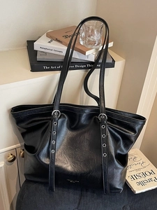 Minimalistische schwarze Shopper-Tasche aus Kunstleder mit Ösenriemen und großem Volumen