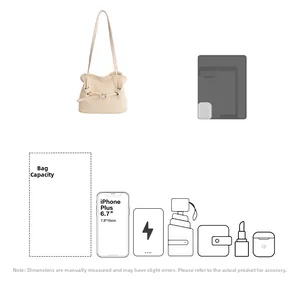 Sac fourre-tout beige plissé montrant l'espace pour téléphone, parapluie et maquillage