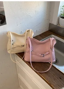 Détail de sacs fourre-tout plissés en beige et rose avec texture grainée