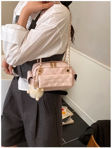 Sac bandoulière rose matelassé avec double zip doré et charmant petit agneau en peluche