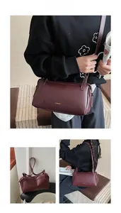Dettaglio della borsa a cuscino in pelle bordeaux con logo LIDU dorato e zip metallica