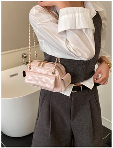 Détail du mini sac bandoulière matelassé rose avec double zip et chaîne dorée