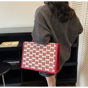 Gros plan du sac fourre-tout de mariage rouge avec motif traditionnel double bonheur
