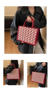 Détail du motif rouge Double Happiness sur le sac fourre-tout festif avec garniture
