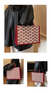 Détail du sac cabas rouge de fête avec motif traditionnel et garniture en cuir