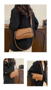 Dettaglio borsa a tracolla marrone vintage con catena dorata e patta curva elegante