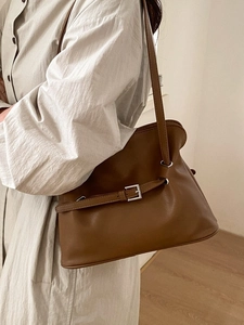Sac fourre-tout nuage marron foncé plissé avec boucle argentée et texture cuir élégante