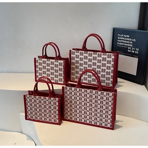 Détail de sacs fourre-tout de mariage rouges avec motif traditionnel de double bonheur