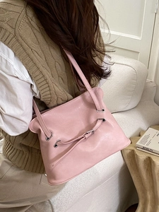 Sac fourre-tout plissé rose avec laçage élégant et œillets argentés pour femme