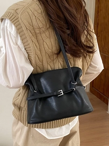 Sac à bandoulière noir froncé style nuage avec boucle argentée porté par un mannequin