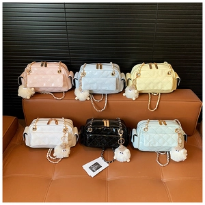 Détail de sacs à bandoulière matelassés en six couleurs avec breloques mouton doux