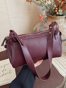 Borsa a bauletto vintage bordeaux in pelle con dettagli dorati e tracolla larga