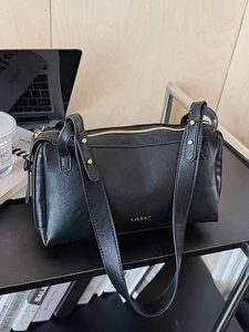 Borsa Boston classica in pelle nera con dettagli dorati e logo del marchio LIUU