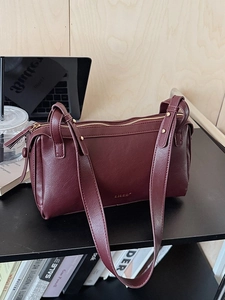 Borsa Boston vintage in pelle bordeaux con dettagli dorati e texture a grana