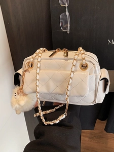 Sac bandoulière matelassé blanc avec chaîne dorée et breloque agneau en peluche