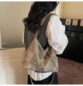 Détails du sac hobo taupe vintage montrant le similicuir texturé et les deux bandoulières