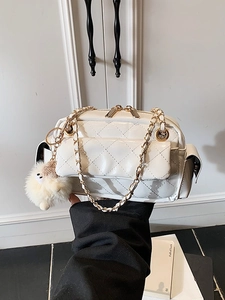 Sac bandoulière blanc matelassé pour femme avec charmant pendentif agneau en peluche
