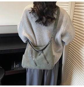 Détails du sac hobo vert vintage avec poches zippées et bandoulière en tissu