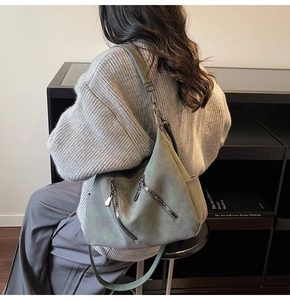 Morandi grüne Vintage Hobo-Tasche mit Reißverschlüssen in einem Lifestyle-Ambiente