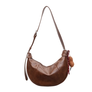 Sac croissant en simili cuir marron avec bandoulière réglable et breloque ourson
