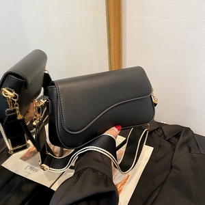 Borsa a sella in pelle nera con fibbia dorata e tracolla ampia in tessuto intrecciato