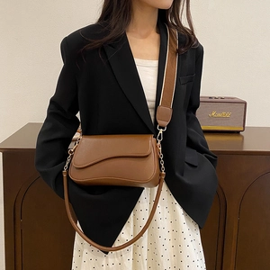 Borsa a tracolla vintage in pelle marrone con patta ondulata e catena dorata elegante