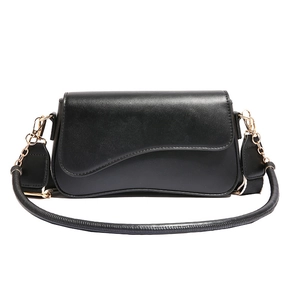 Borsa a spalla nera a sella classica con patta asimmetrica e hardware dorato