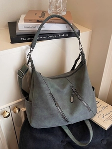 Dunkelgraue Retro-Handtasche aus Wildleder-Optik mit Reißverschlüssen im Detail