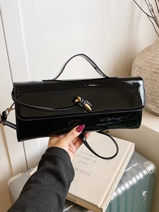 Sac à main rectangulaire en cuir verni noir avec fermoir tournant doré et poignée
