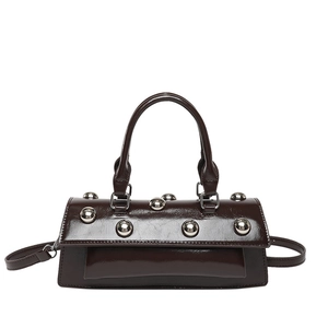Sac moto marron foncé brillant avec clous argentés et bandoulière réglable