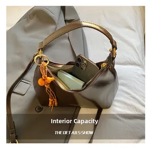 Détail de l'intérieur du sac à main marron brillant montrant la capacité du portefeuille