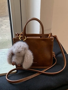 Sac Seau en PU Rétro pour Femmes Sac à Main Minimaliste Texturé Avec Pendentif Lapin en Peluche Sac à Bandoulière Décontracté