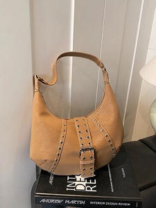 Borsa hobo chic in pelle marrone con rivetti e tracolla con occhielli metallici vintage