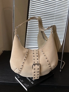Borsa hobo beige retrò con borchie argentate e dettaglio grande fibbia in metallo