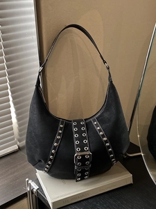 Borsa hobo retrò in pelle scamosciata nera con borchie argentate sotto la luce