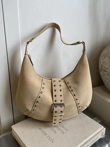 Borsa a spalla hobo retrò con borchie argentate e fibbia in pelle opaca beige