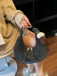 Borsa Sotto l'Ascella a Mezzaluna in PU Vintage da Donna Borsa a Tracolla Minimalista con Ciondolo in Peluche Moda Quotidiana