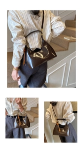 Détail du sac hobo brillant marron foncé avec forme de lune et pendentif en bois