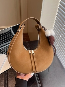 Elegante borsa a mezzaluna color cuoio con doppia cerniera e ciondolo in peluche
