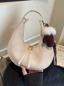 Elegante borsa hobo a mezzaluna bianco crema con ciondolo a guanto in peluche marrone