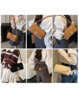 Sac bandoulière rétro en caramel et crème porté par des mannequins dans un café cosy