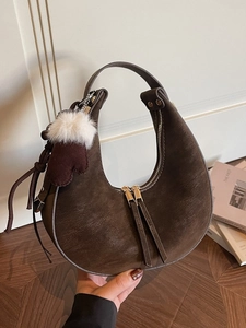Borsa a mezzaluna retrò in pelle scamosciata marrone scuro con ciondolo a guanto