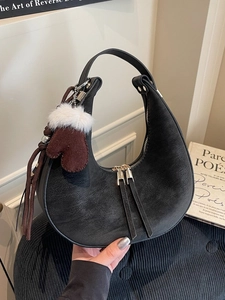 Elegante borsa a mezzaluna nera con ciondolo a guanto di peluche e nappa