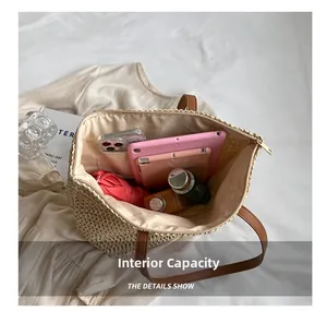Vue détaillée de l'intérieur spacieux et de la fermeture éclair du sac en paille