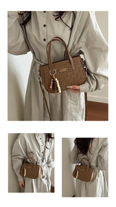 Détail du sac à main marron à texture tressée avec gland perlé et bandoulière