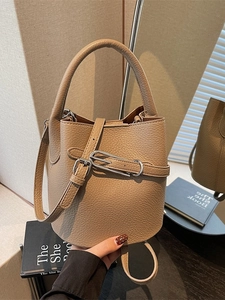 Sac seau en cuir litchi marron avec boucle en métal argenté et bandoulière réglable