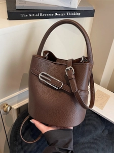 Sac seau minimaliste en cuir marron foncé avec motif litchi et boucle argentée